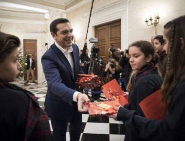 Ο Αλ. Τσίπρας άκουσε τα κάλαντα στο Μέγαρο Μαξίμου (φωτό)